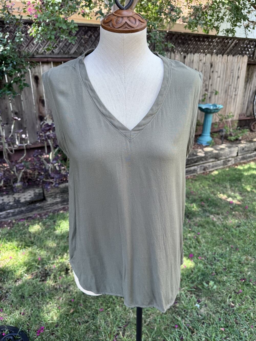 Cloth & Stone Sleeveless V-Neck Top Blouse Women's M Olive Green Rayon